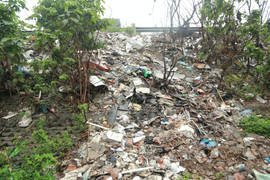 Hà Nội: Tuyến đường ven sông Tô Lịch ngập trong rác thải
