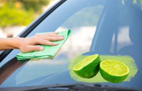 Cách đơn giản tẩy ố kính xe bằng chanh và dấm