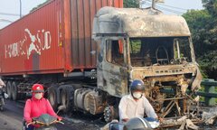 Xe container cháy trơ khung khi đang chạy trên đường ở TP.HCM