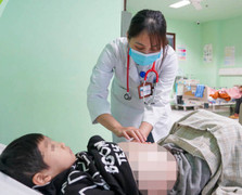  Bé trai 6 tuổi hồi sinh từ quả thận của mẹ