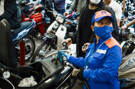 Giá xăng giảm, giá dầu tăng từ chiều nay