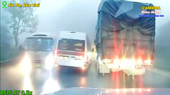 Liều lĩnh vượt ẩu trên đường đèo sương mù, ô tô gây tai nạn