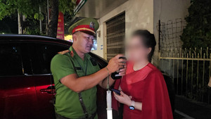 Nữ quân nhân say xỉn bị xử phạt 'kịch khung', tước bằng lái 23 tháng