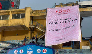 Cổ động viên CLB Công an Hà Nội treo 'sổ đỏ' ở khán đài, đối thủ có thể bị phạt?