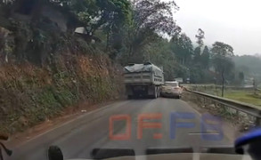 Xe ben vượt ẩu 'hất văng' ô tô con