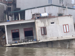 Sạt lở bờ sông Cầu ở Bắc Ninh, một căn nhà bị nhấn chìm