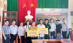 Trao 100 triệu đồng hỗ trợ xây 2 căn nhà cho hộ nghèo ở Bến Tre