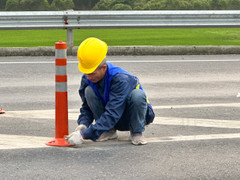 Ngày đầu khắc phục những bất cập nguy hiểm trên cao tốc Cam Lộ - La Sơn