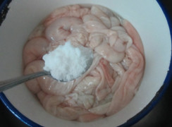 Cách làm sạch lòng lợn bằng loại bột rẻ tiền, lành tính