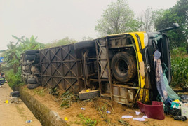 Xe khách lật trên quốc lộ 1A ở Quảng Trị, 13 người bị thương