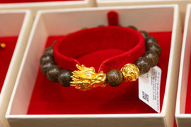 Giá vàng hôm nay 15/3: Bị bán tháo, vàng giảm giá