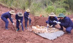 Tìm thấy 61 hài cốt liệt sỹ cùng thắt lưng, bình tông, bật lửa Việt Nam