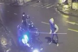 Bắt nhóm thanh thiếu niên chặn xe, cướp tài sản người đi đường ở Hà Nội