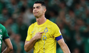 Ronaldo bị ném chai lọ khi ghi bàn từ chấm 11m