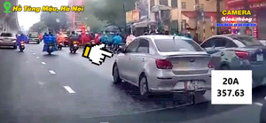 Ô tô 20A - 357.63 tông trúng người đi xe máy, tăng ga bỏ chạy