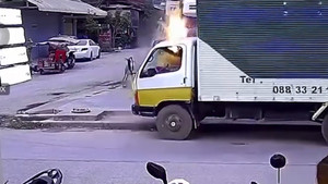 Lái xe tải như vô thức, tài xế tông gãy cột điện 