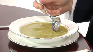 Cách ăn súp lịch sự khi dự tiệc