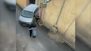 Cặp đôi tình tứ giữa đường và hành động bất ngờ của tài xế