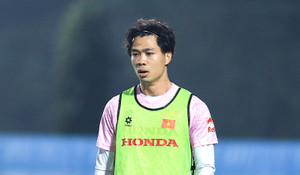 Công Phượng tha thiết xin vào tập, HLV Troussier kiên quyết từ chối