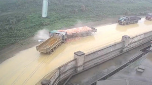 Vào cua trên đường trơn, xe tải tông thẳng vào xe chở gạch 