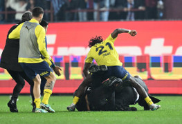 Thổ Nhĩ Kỳ: Cầu thủ đánh nhau với CĐV, cả đội bóng bỏ chạy vào đường hầm