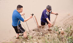 Lội bùn săn 'thủy quái' ở cửa sông 