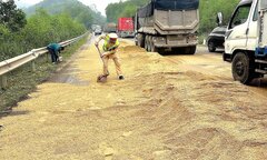 CSGT xúc cát ngăn dầu loang trên quốc lộ