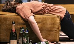 Dùng tiền sinh hoạt mua rượu uống, người phụ nữ Ấn Độ bị chồng đánh tử vong