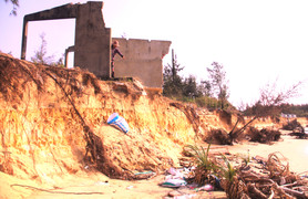 Sóng cuốn sập nhà tạm, 'nuốt chửng' ao tôm của người dân ven biển ở Quảng Nam