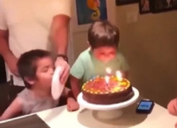 Cảnh thổi nến sinh nhật khi nhà đông con