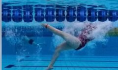 Cảnh hỗn loạn của lớp học bơi nhìn từ dưới bể