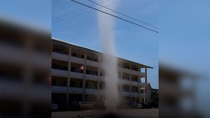 Lốc xoáy xuất hiện giữa trường, học sinh tạm nghỉ 