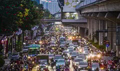 Chưa hết ngán ngẩm ùn tắc buổi sáng, dân Hà Nội lại khổ sở 'bò' về nhà giờ chiều