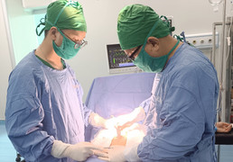 Cắt khối u xơ tử cung nặng 5,3kg, chiếm toàn bộ ổ bụng người phụ nữ