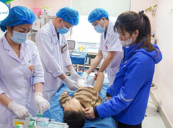 Cứu bé trai 6 tuổi bị xe container cán nát chân