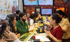 Người mua vàng ngày vía Thần Tài giờ lãi 'khủng' thế nào?