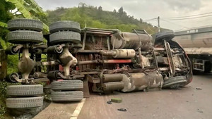 Khoảnh khắc xe đầu kéo chạy tốc độ cao, lật nhào trong đêm