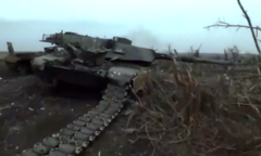 Đặc nhiệm Nga khoe chiến tích bên cạnh xe tăng M1 Abrams của Ukraine