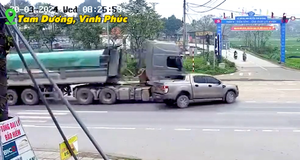 Sang đường không quan sát, xe bán tải bị tông mạnh