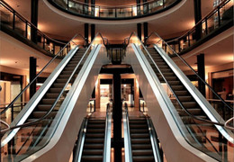 Bố sơ ý khi đi thang cuốn, bé trai 1 tuổi người Ấn Độ rơi từ tầng 3 xuống đất