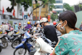 Giao thông ùn tắc, nhiều phụ huynh ám ảnh đón con mỗi giờ tan trường