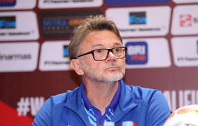 Vì sao HLV Troussier khăng khăng '80% người hâm mộ không ủng hộ'?