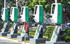 Tài xế hào hứng chờ trạm sạc điện được lắp đặt trong bến xe