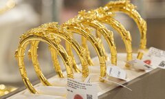Vàng trong nước giảm liên tiếp trong ngày giá thế giới vượt đỉnh 2.200 USD/ounce