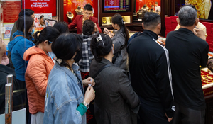 Thị trường ít biến động, khách vẫn xếp hàng chờ mua, bán vàng