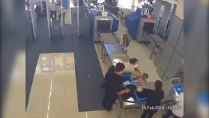 Khoảnh khắc nữ nhân viên an ninh sân bay đỡ em bé ngã tại quầy kiểm tra hành lý