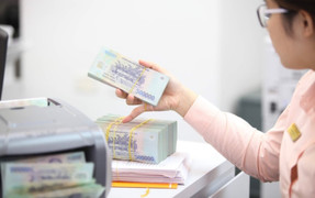 Lãi suất ngân hàng tiếp tục giảm, mức 6%/năm mất hút