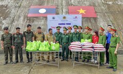 Công an Thừa Thiên - Huế tặng gạo, muối cho lực lượng quân sự Lào