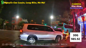 Tài xế quay đầu bỏ chạy, ủi xe vào CSGT để chạy trốn chốt kiểm tra nồng độ cồn