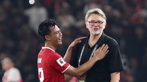 Tuyển Việt Nam thất bại, HLV Troussier vẫn tươi cười, bắt tay cầu thủ Indonesia